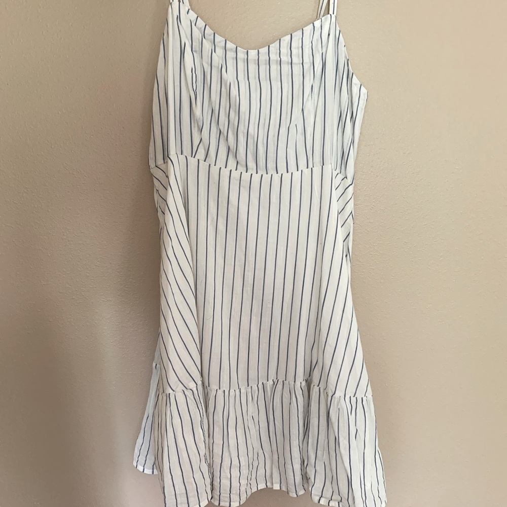 Very lightweight flowy dress. Perfect for summer!!